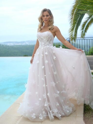 Dreamy by Diane Legrand 82219 Brautkleid bei VeRina Brautmoden in Hille Rothenuffeln Tüllkleid 3D Blüten Corsage mit Raffungen Knopfleiste Reißverschluss Schleppe