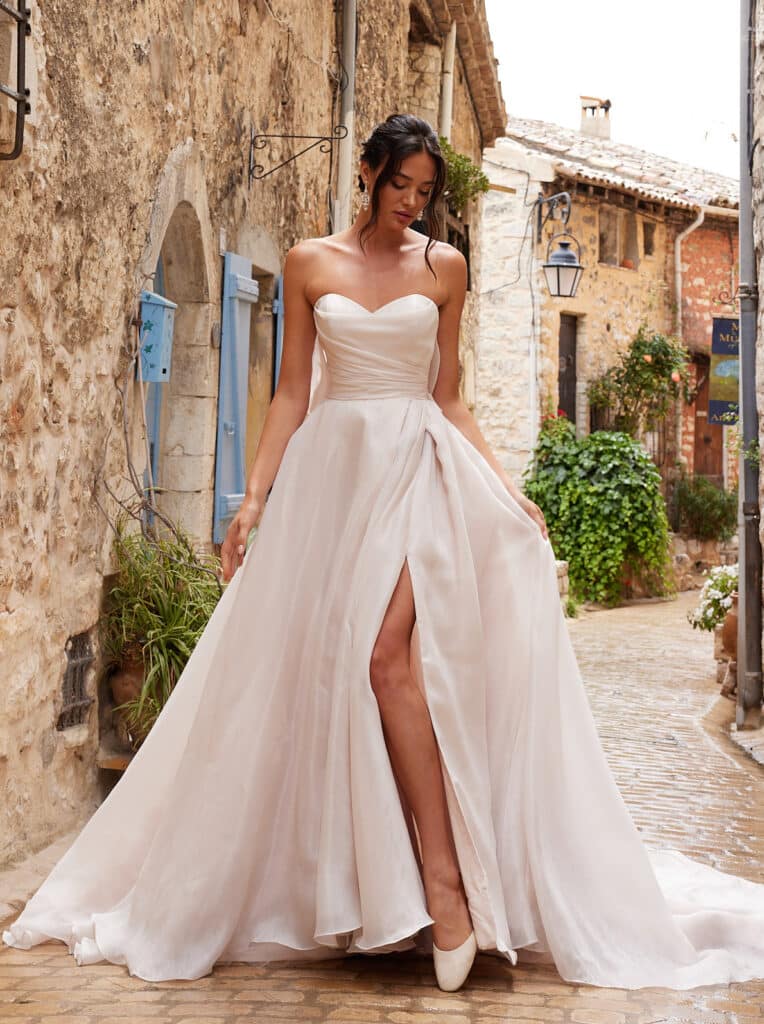 Novabella 30938 Brautkleid by diane legrand clean Schlicht Corsagenkleid mit großer Schleife am Rücken Schlitz Knopfleiste Schleppe