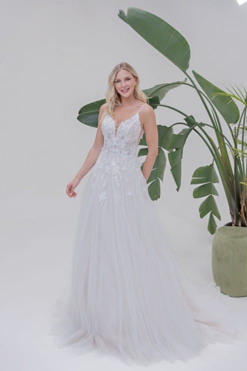 b2516 Brautkleid amera vera Fashion queen bei VeRina Brautmoden in Hille Rothenuffeln A Linie Spaghettiträger V Ausschnitt fließende Spitze Schleppe (2)