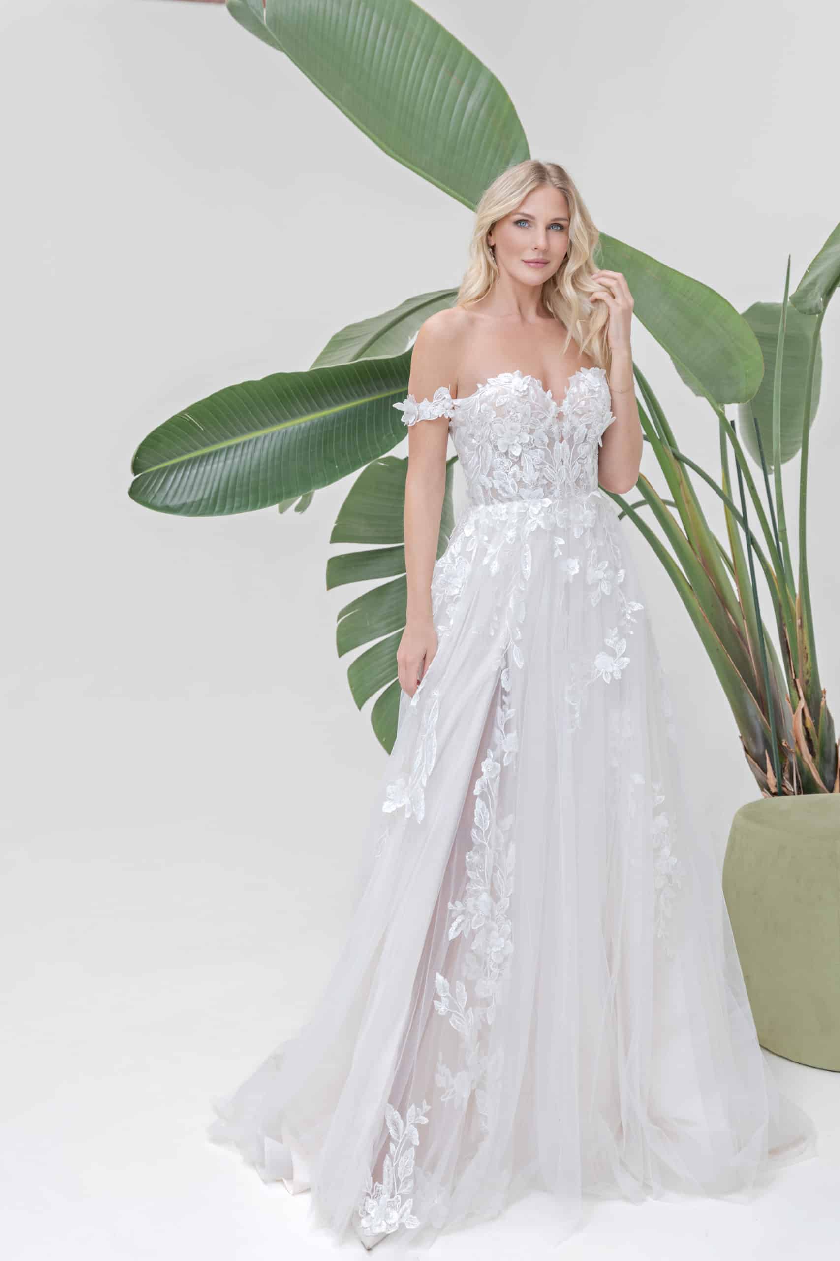 B2519 Brautkleid amera vera Fashion queen bei VeRina Brautmoden in Hille Rothenuffeln A Linie Carmenträger Herz Korsage Beinschlitz fließende Spitze Schleppe (1)