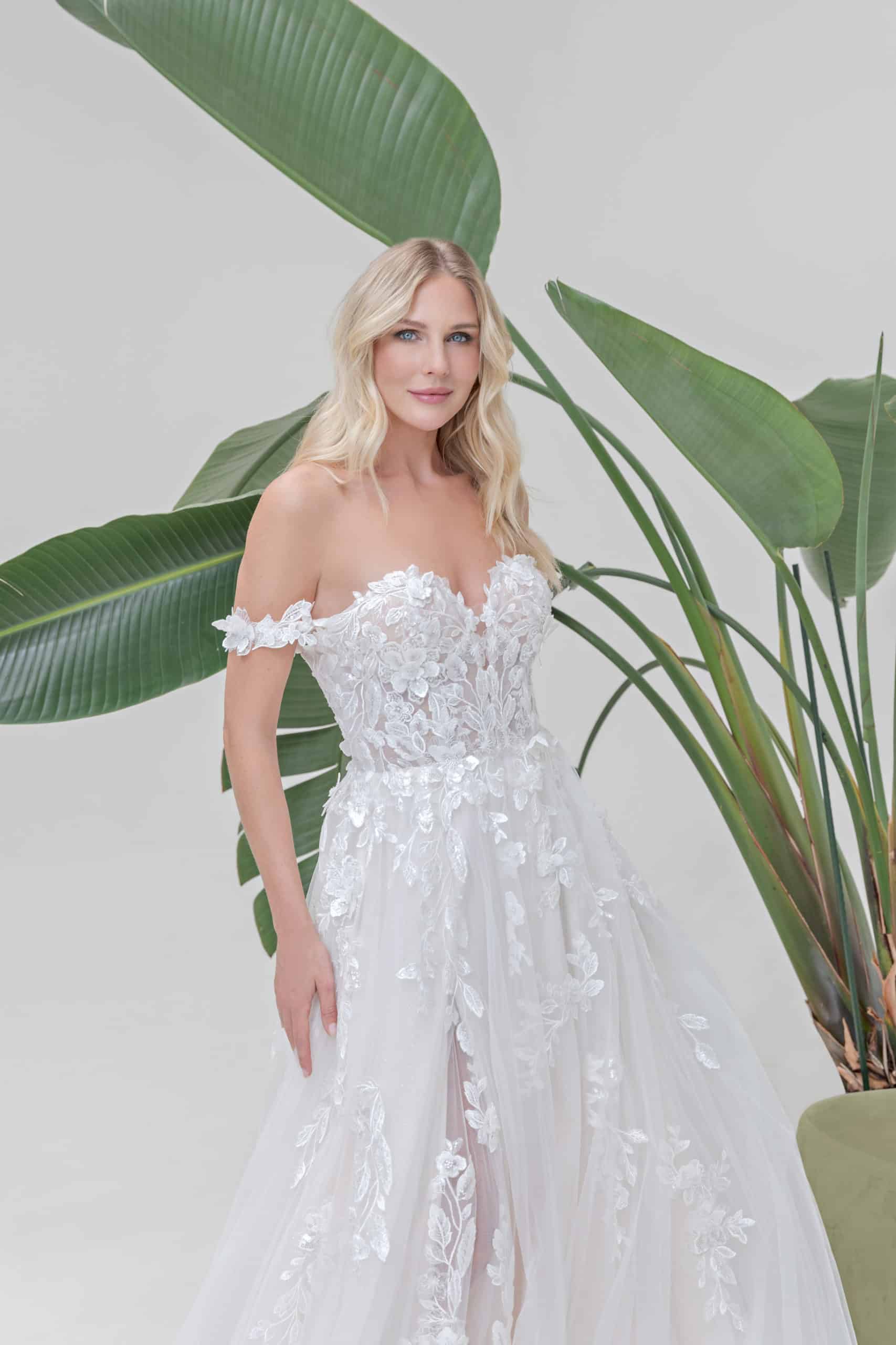 B2519 Brautkleid amera vera Fashion queen bei VeRina Brautmoden in Hille Rothenuffeln A Linie Carmenträger Herz Korsage Beinschlitz fließende Spitze Schleppe (2)