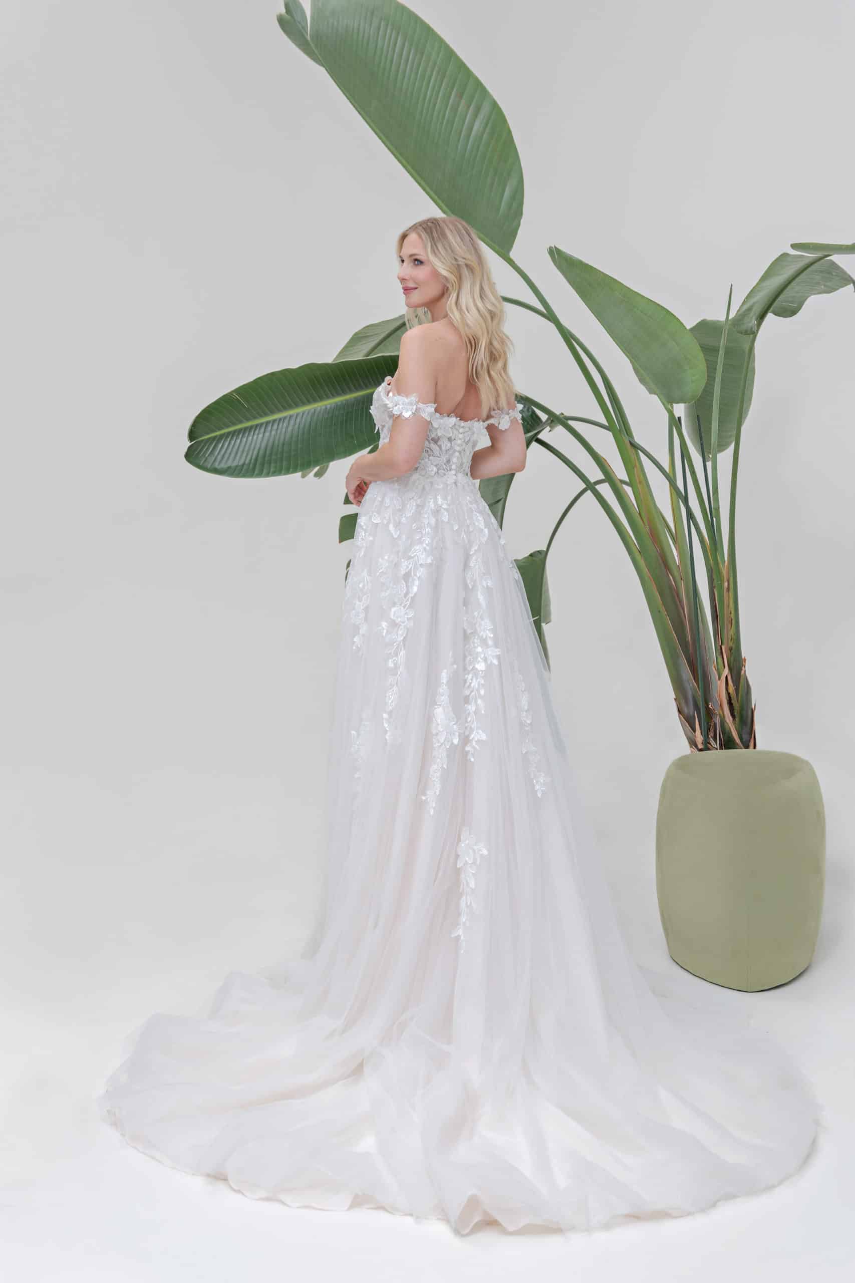 B2519 Brautkleid amera vera Fashion queen bei VeRina Brautmoden in Hille Rothenuffeln A Linie Carmenträger Herz Korsage Beinschlitz fließende Spitze Schleppe (3)