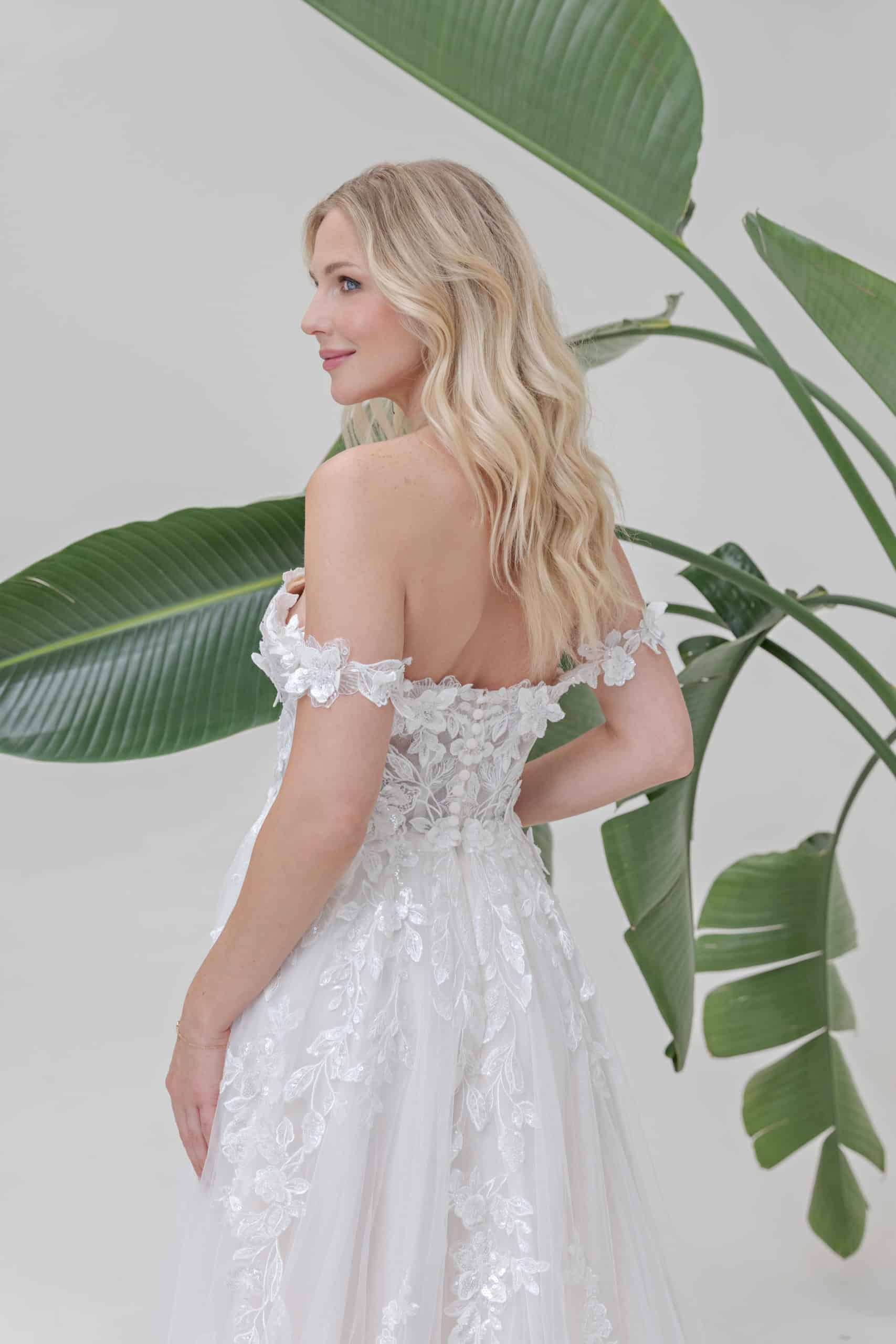 B2519 Brautkleid amera vera Fashion queen bei VeRina Brautmoden in Hille Rothenuffeln A Linie Carmenträger Herz Korsage Beinschlitz fließende Spitze Schleppe (4)