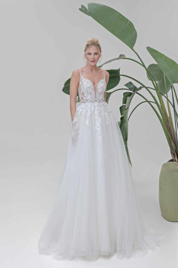 B2505 Brautkleid Fashion Queen Amera Vera bei VeRina Brautmoden in Hille Rothenuffeln Tüllkleid fließende Spitze Träger mit Perlen (1)