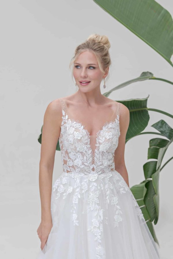 B2505 Brautkleid Fashion Queen Amera Vera bei VeRina Brautmoden in Hille Rothenuffeln Tüllkleid fließende Spitze Träger mit Perlen (2)