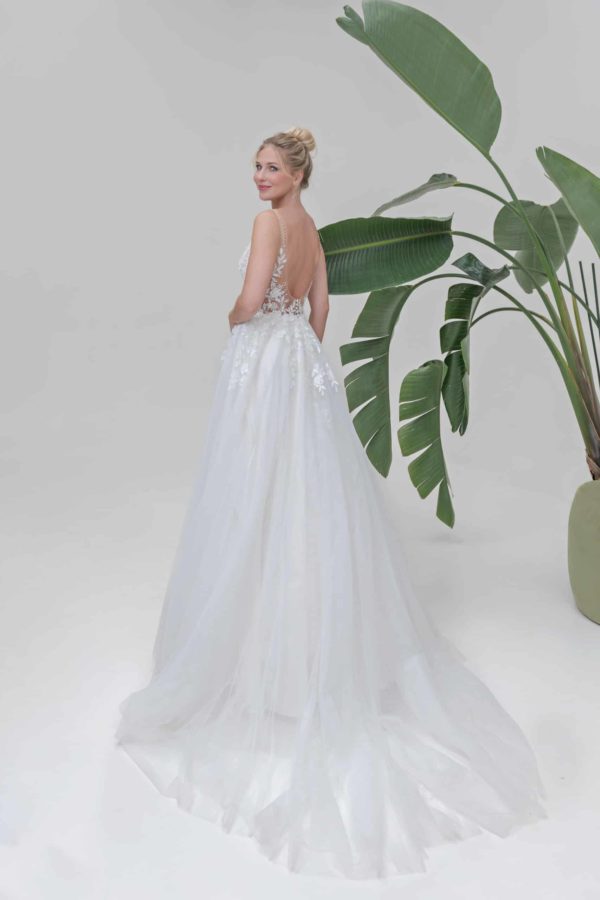 B2505 Brautkleid Fashion Queen Amera Vera bei VeRina Brautmoden in Hille Rothenuffeln Tüllkleid fließende Spitze Träger mit Perlen (3)