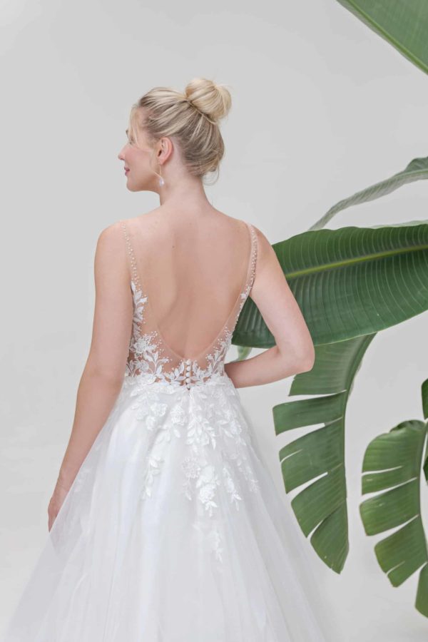 B2505 Brautkleid Fashion Queen Amera Vera bei VeRina Brautmoden in Hille Rothenuffeln Tüllkleid fließende Spitze Träger mit Perlen
