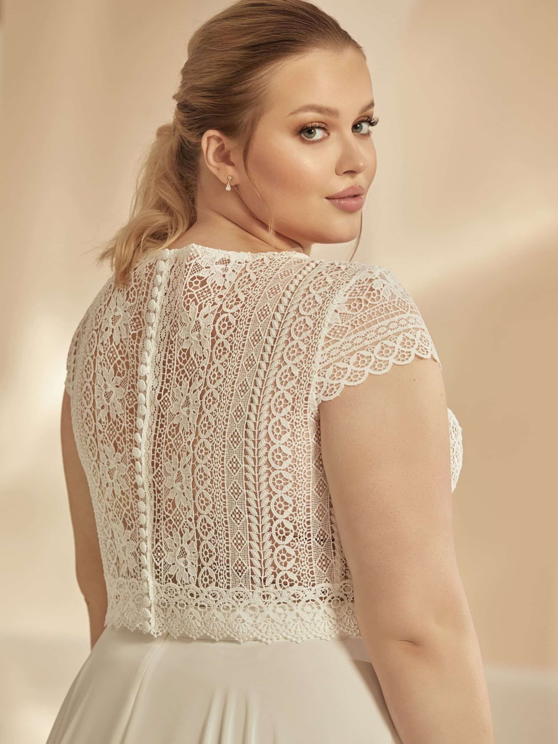 bianco evento bridal bolero e324 bei Verina Brautmoden in Hille Rothenuffeln Boho Häkelspitze Curvy Knopleiste T Shirt arm (1)