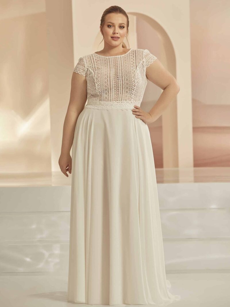 bianco evento bridal bolero e324 bei Verina Brautmoden in Hille Rothenuffeln Boho Häkelspitze Curvy Knopleiste T Shirt arm (2)