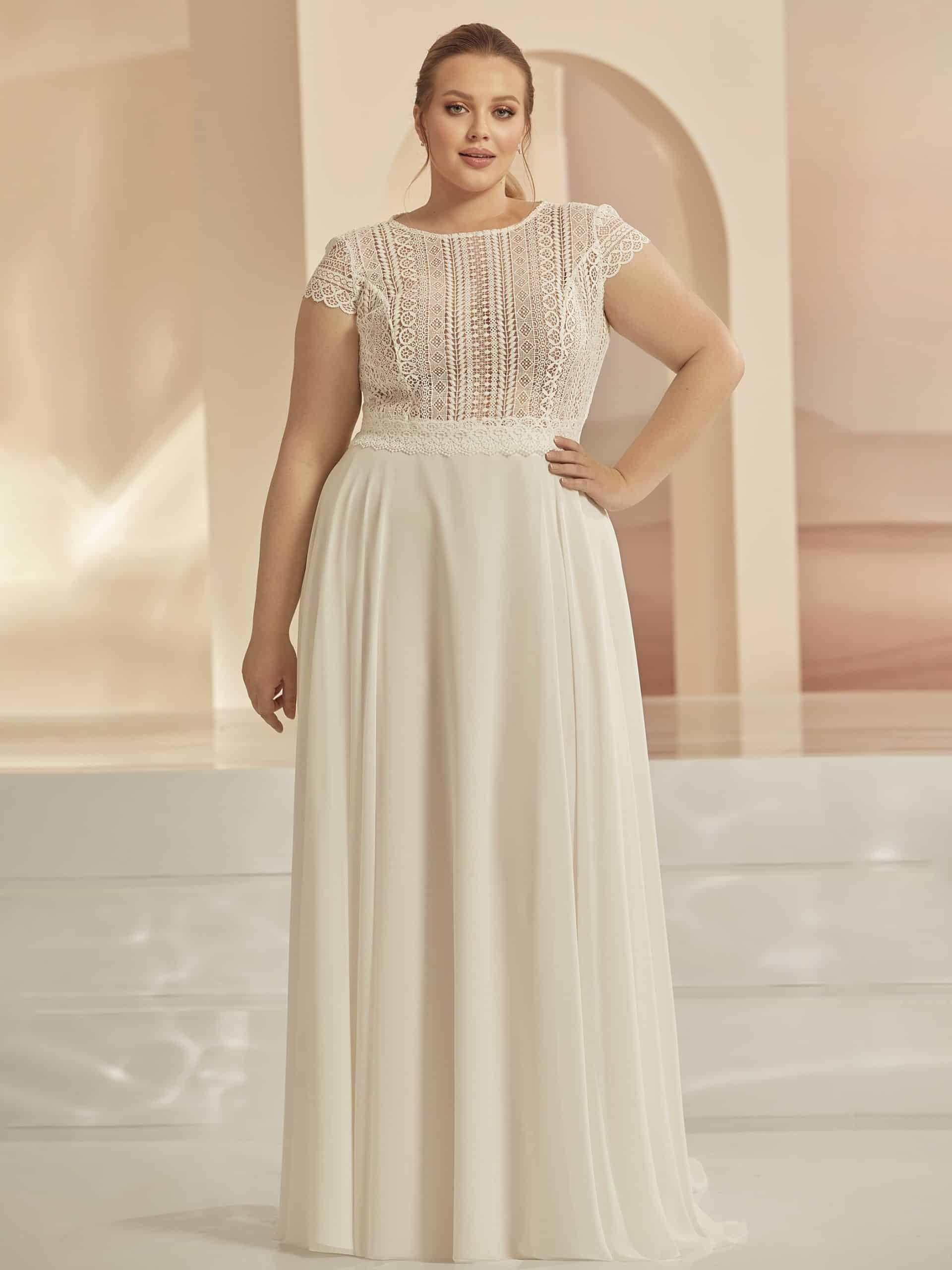 bianco evento bridal bolero e324 bei Verina Brautmoden in Hille Rothenuffeln Boho Häkelspitze Curvy Knopleiste T Shirt arm (2)