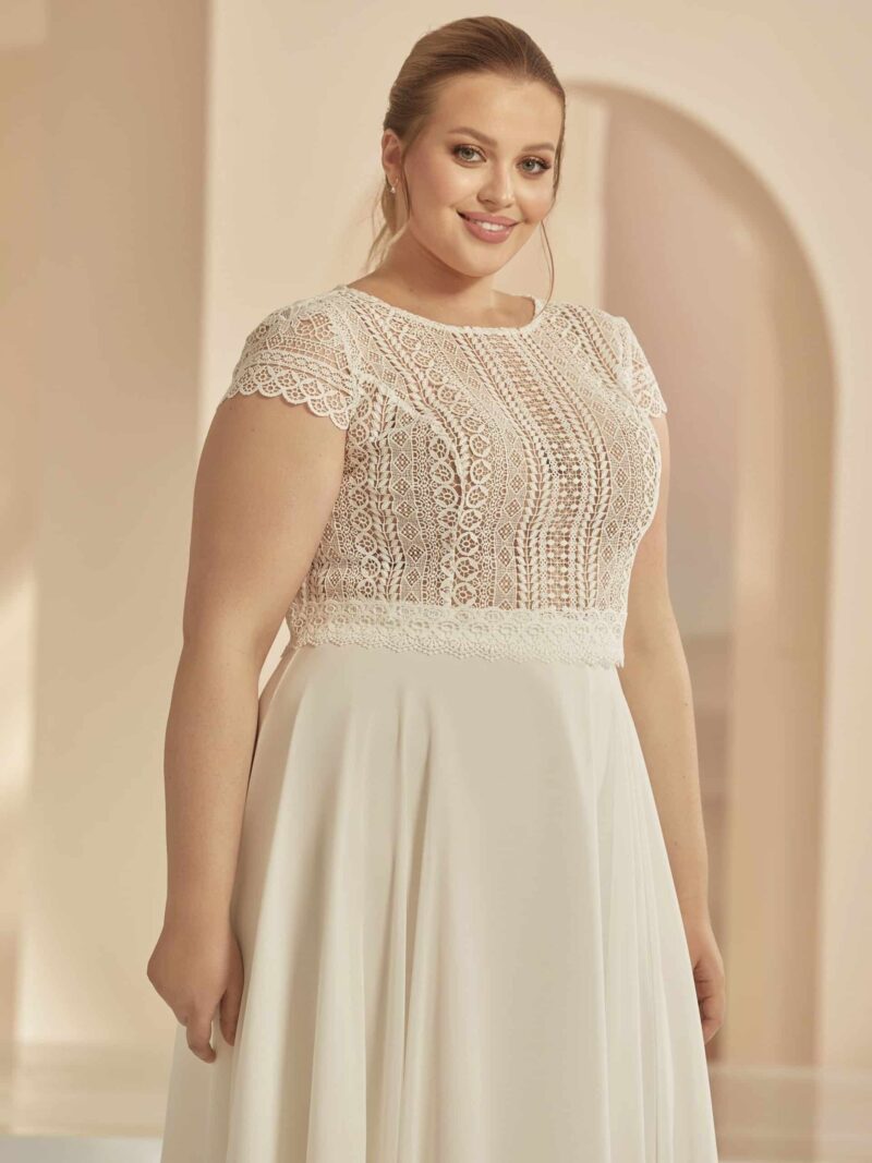 bianco evento bridal bolero e324 bei Verina Brautmoden in Hille Rothenuffeln Boho Häkelspitze Curvy Knopleiste T Shirt arm (3)