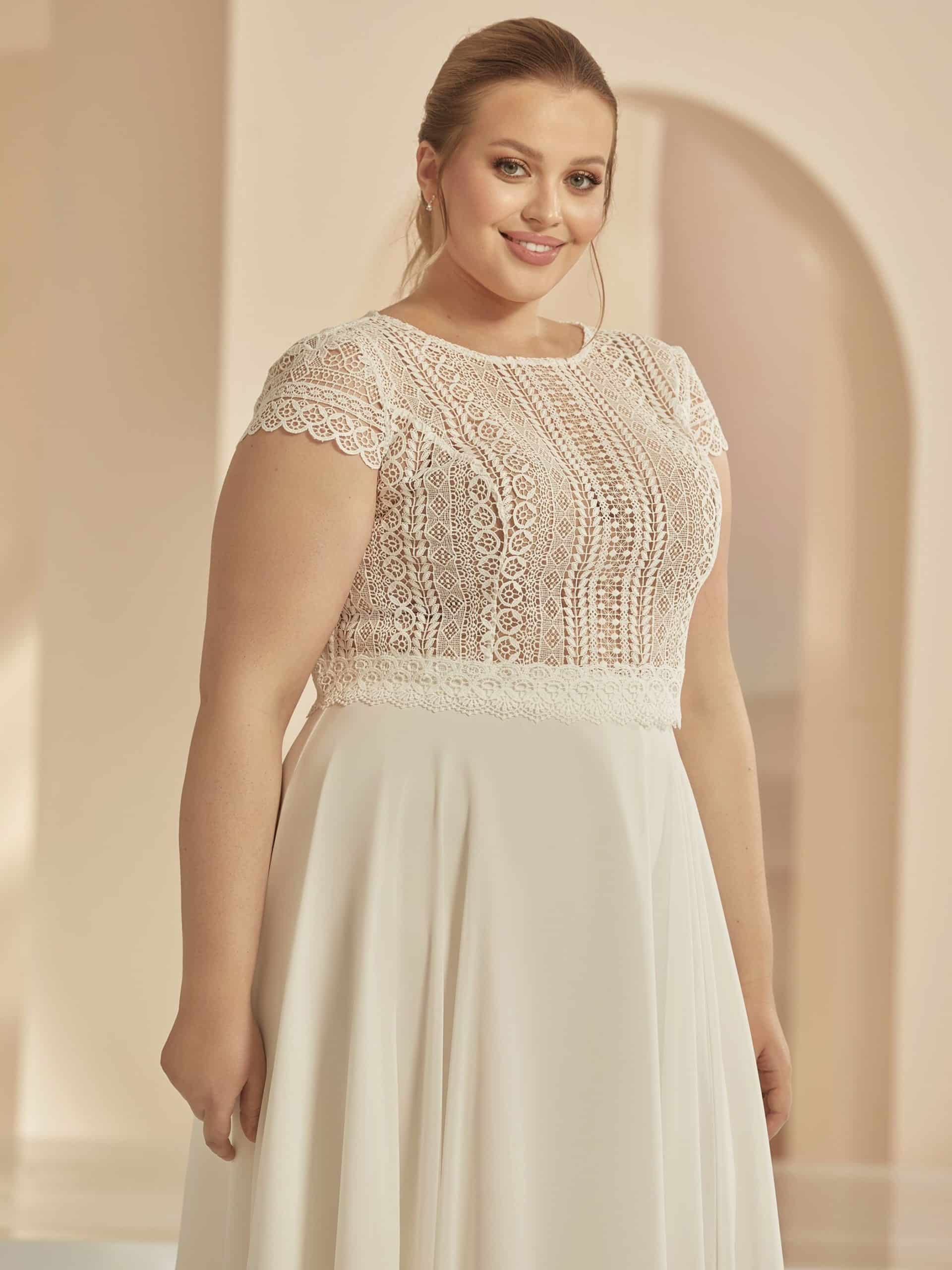 bianco evento bridal bolero e324 bei Verina Brautmoden in Hille Rothenuffeln Boho Häkelspitze Curvy Knopleiste T Shirt arm (3)