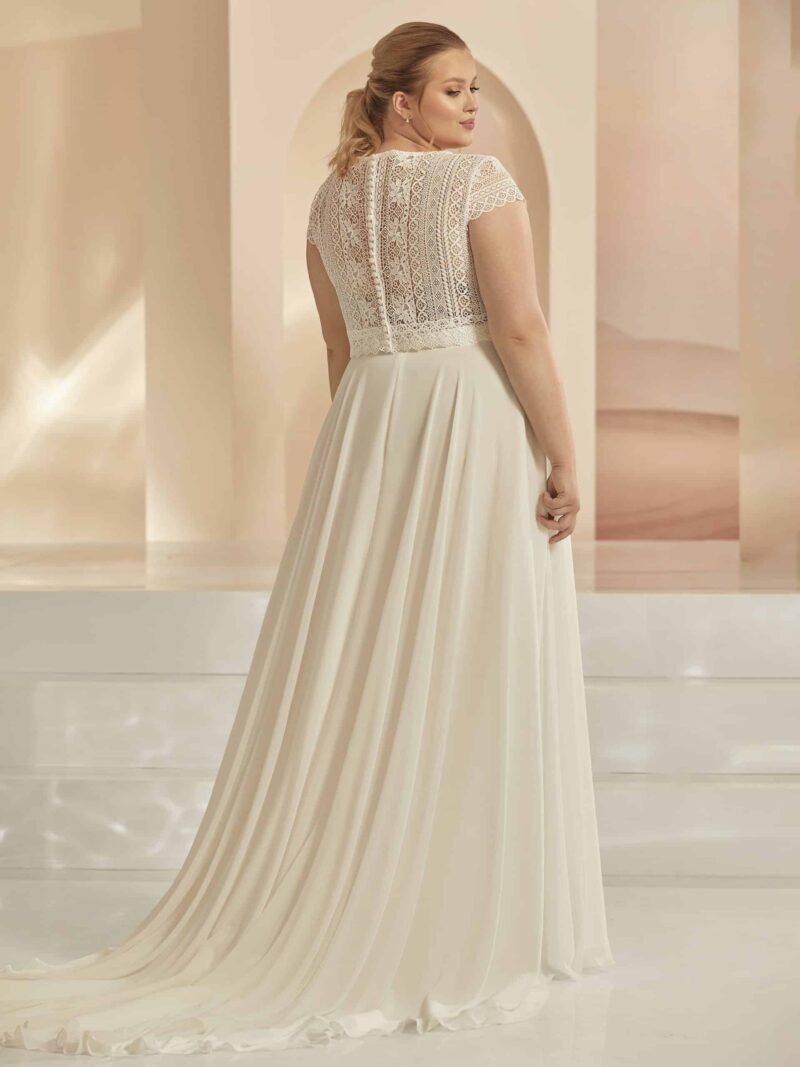 bianco evento bridal bolero e324 bei Verina Brautmoden in Hille Rothenuffeln Boho Häkelspitze Curvy Knopleiste T Shirt arm