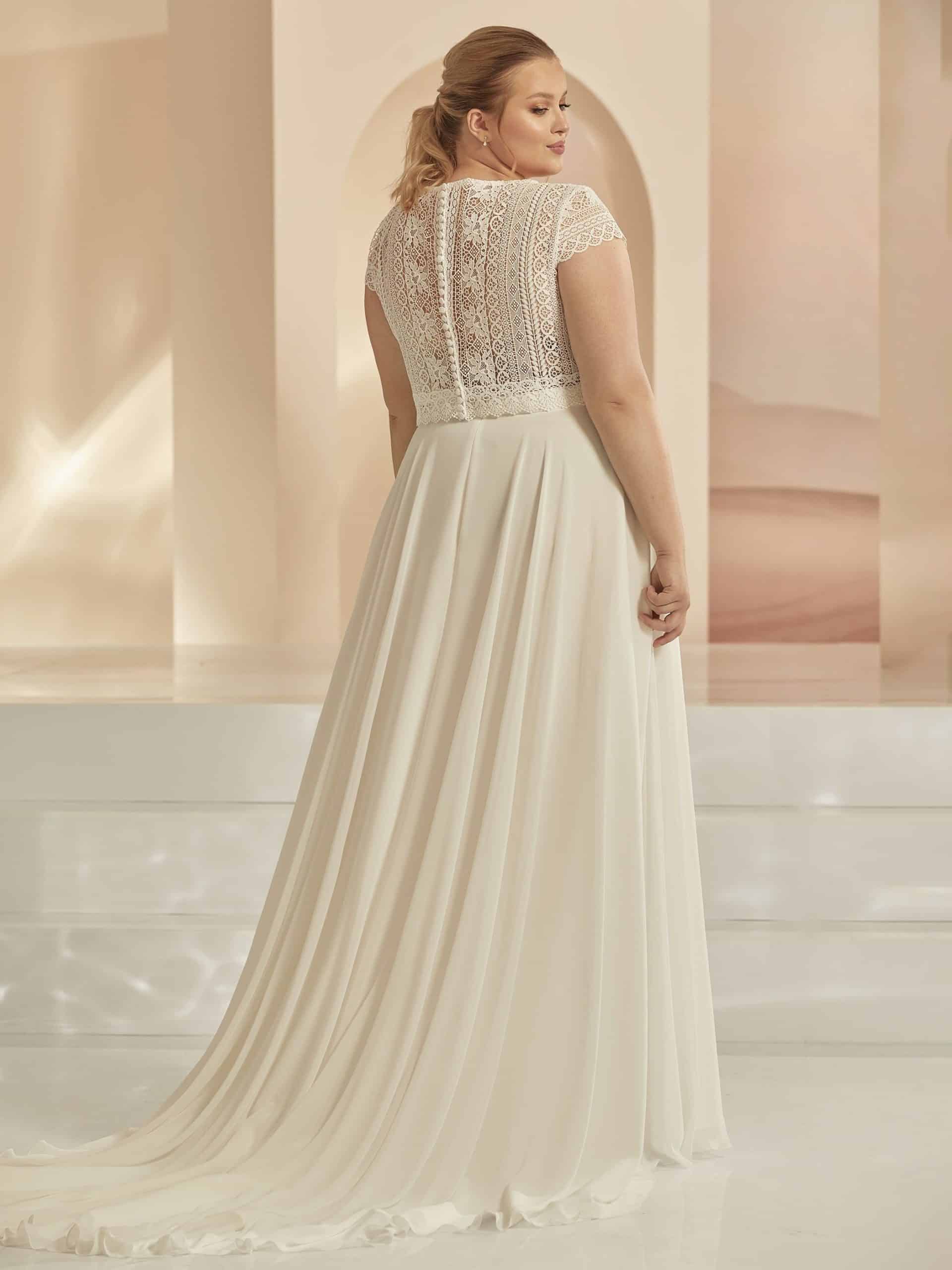 bianco evento bridal bolero e324 bei Verina Brautmoden in Hille Rothenuffeln Boho Häkelspitze Curvy Knopleiste T Shirt arm