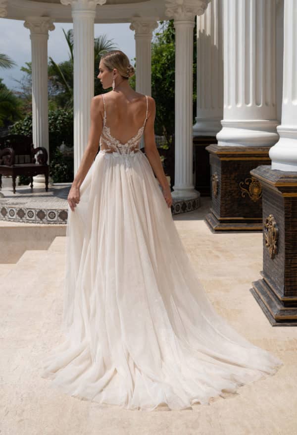 10149 Brautkleid Amelie bei VeRina Brautmoden in Hille Rothenuffeln Softtüllkleid Softtüll Schlitz Body Spitze Spaghettiträger weiter Rückenausschnitt (2)