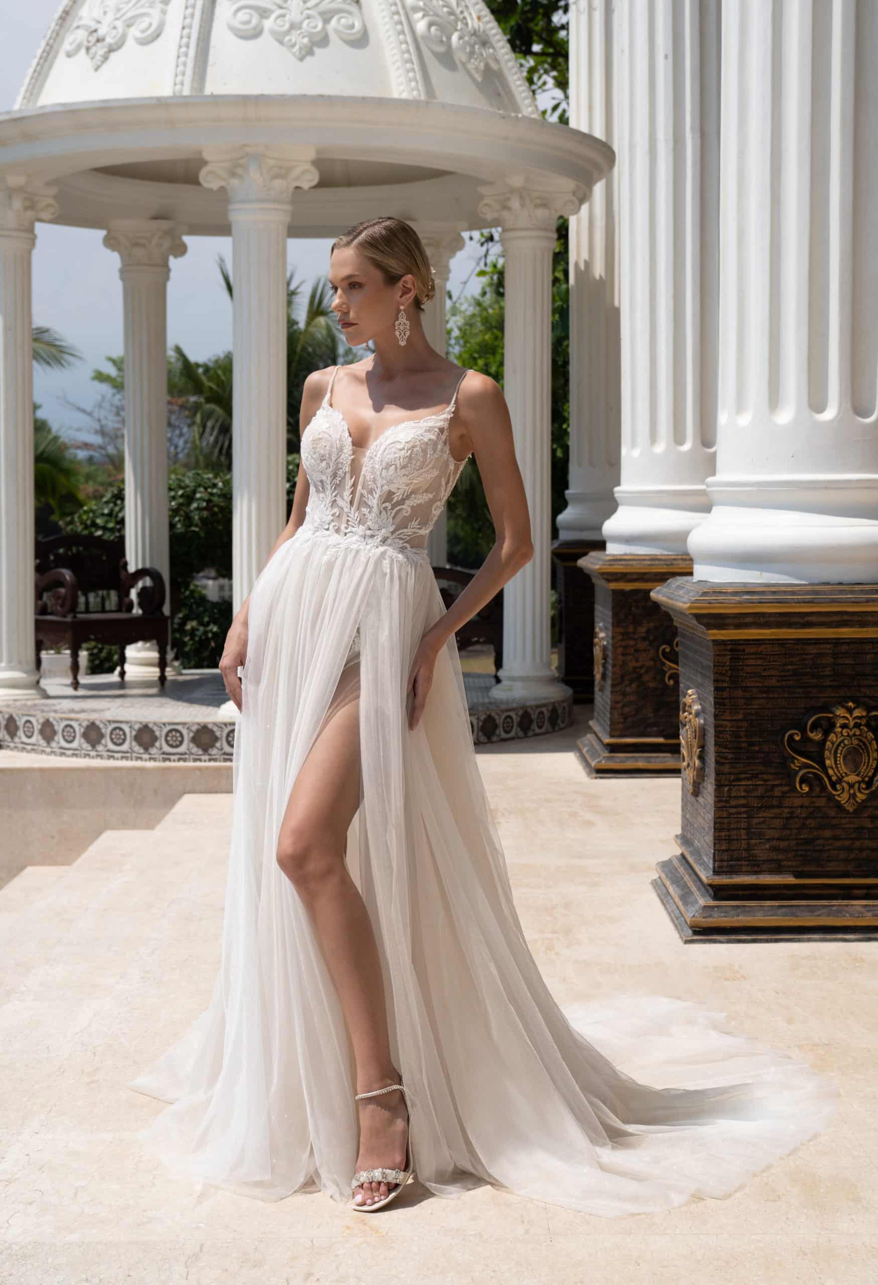 10149 Brautkleid Amelie bei VeRina Brautmoden in Hille Rothenuffeln Softtüllkleid Softtüll Schlitz Body Spitze Spaghettiträger weiter Rückenausschnitt