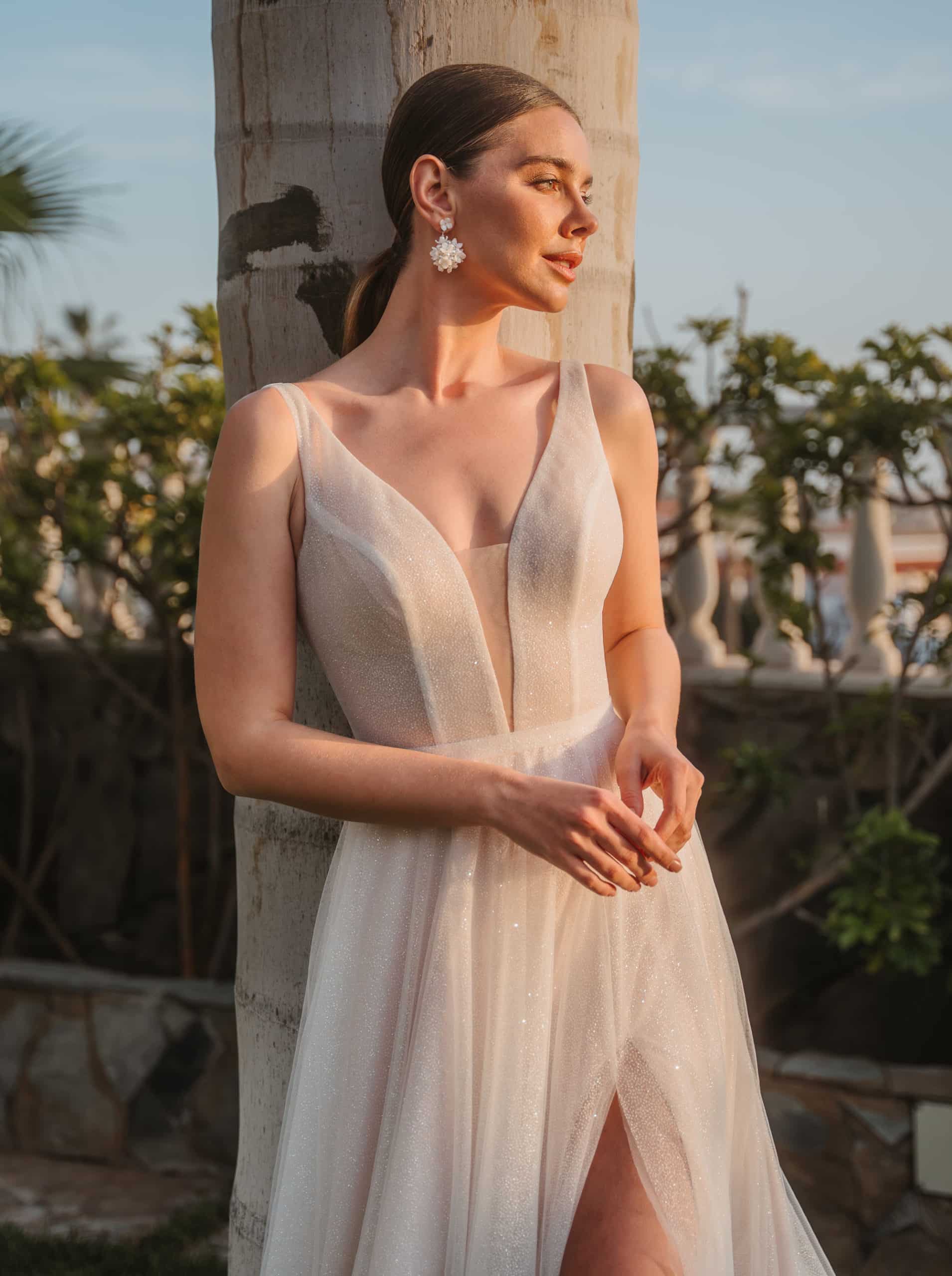 2610 Brautkleid Diane Legrand bei VeRin Brautmoden in Hille Rothenuffeln Tüllkleid Träger Glitzer Beinschlitz V Ausschnitt 1