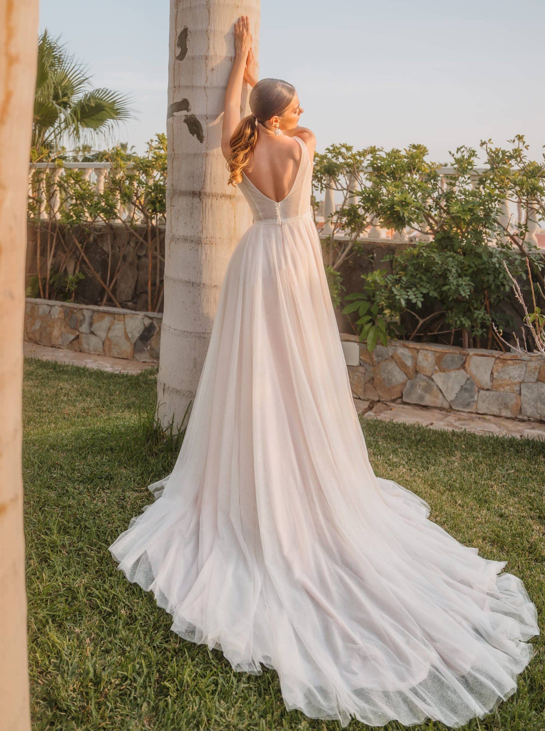 2610 Brautkleid Diane Legrand bei VeRin Brautmoden in Hille Rothenuffeln Tüllkleid Träger Glitzer Beinschlitz V Ausschnitt 2