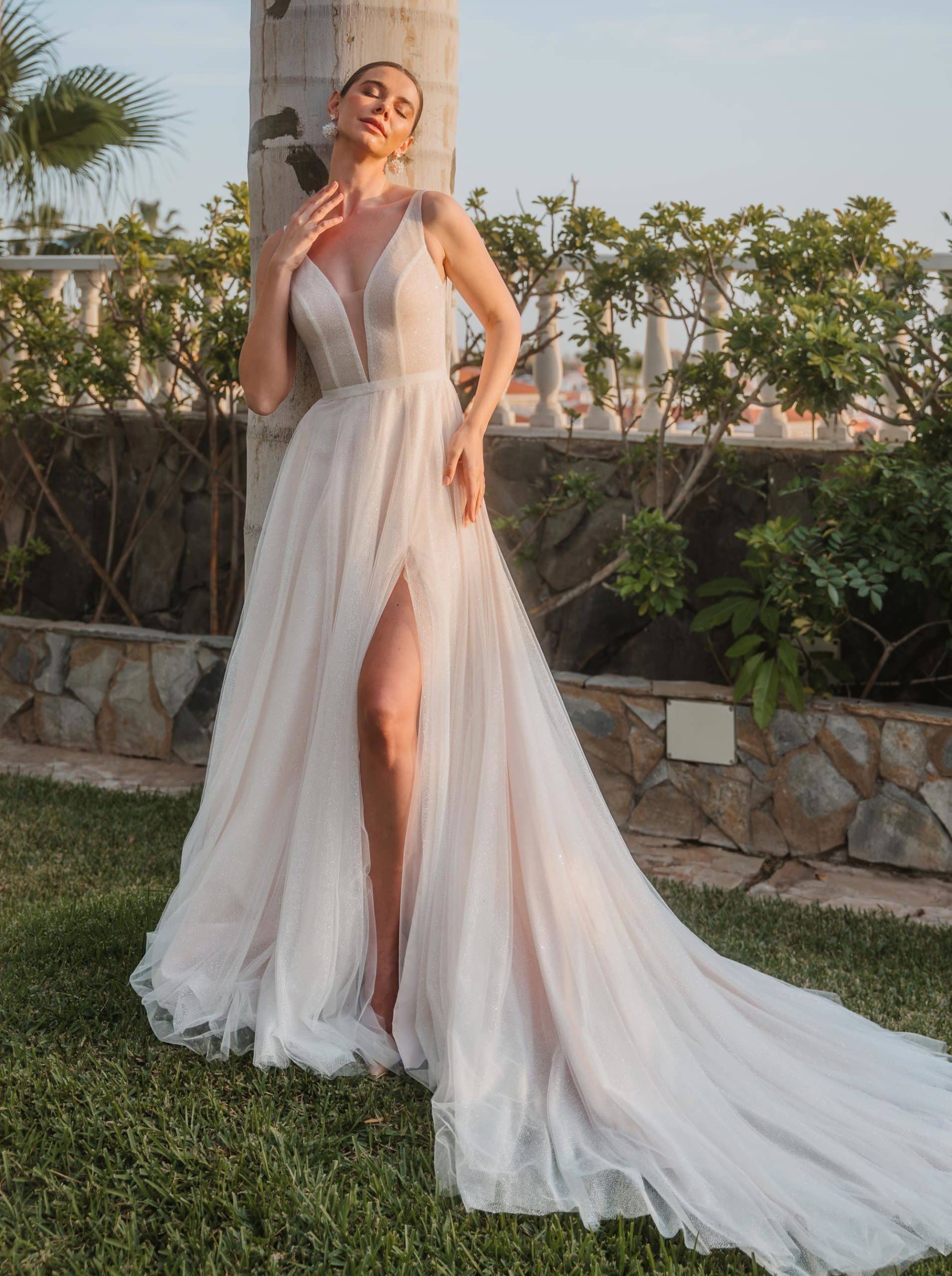 2610 Brautkleid Diane Legrand bei VeRin Brautmoden in Hille Rothenuffeln Tüllkleid Träger Glitzer Beinschlitz V Ausschnitt