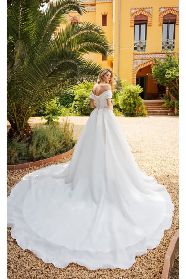 Brautkleid MGM221 Fashion Queen bei VeRina Brautmoden in Hille Rothenuffeln Prinzessin schlicht Raffung Glitzergürtel Schleppe (3)