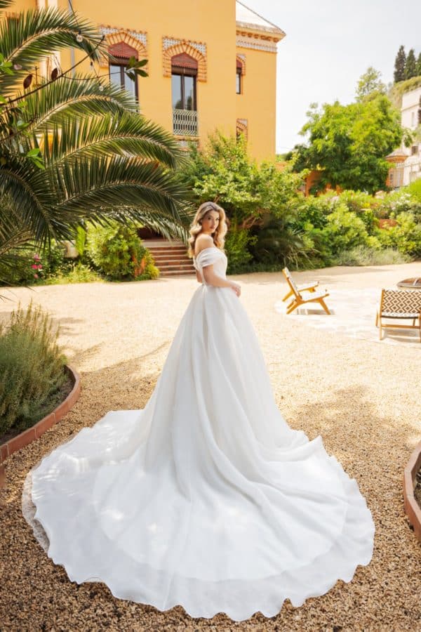 Brautkleid MGM221 Fashion Queen bei VeRina Brautmoden in Hille Rothenuffeln Prinzessin schlicht Raffung Glitzergürtel Schleppe (5)