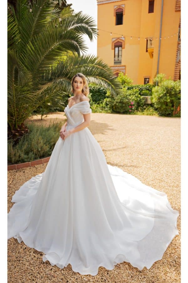 Brautkleid MGM221 Fashion Queen bei VeRina Brautmoden in Hille Rothenuffeln Prinzessin schlicht Raffung Glitzergürtel Schleppe (6)