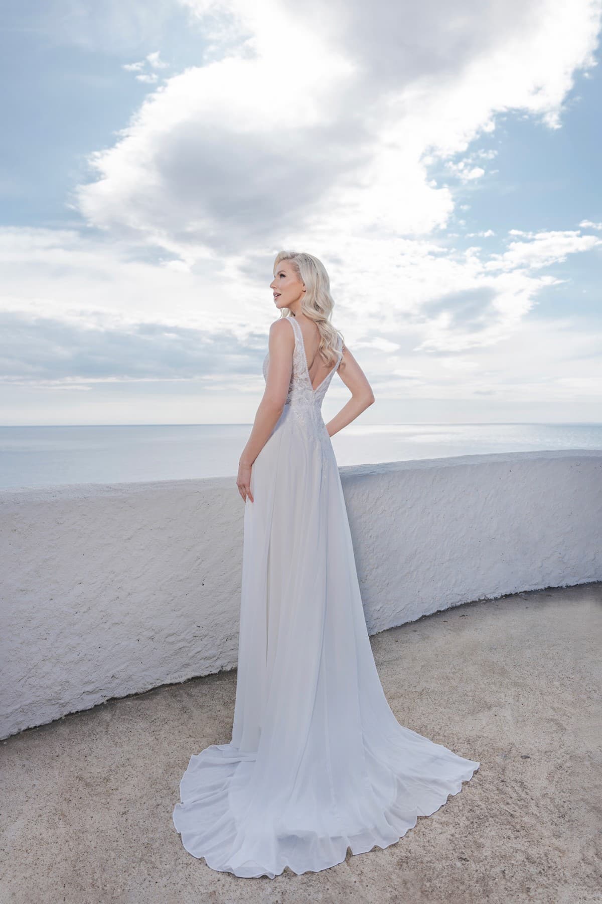 al116 Brautkleid Amera Vera light Fashion Queen bei VeRina Brautmoden in Hille Rothenuffeln leichtes Chiffonkleid Blumenspirte V Ausschnit Rücken V Ausschnitt