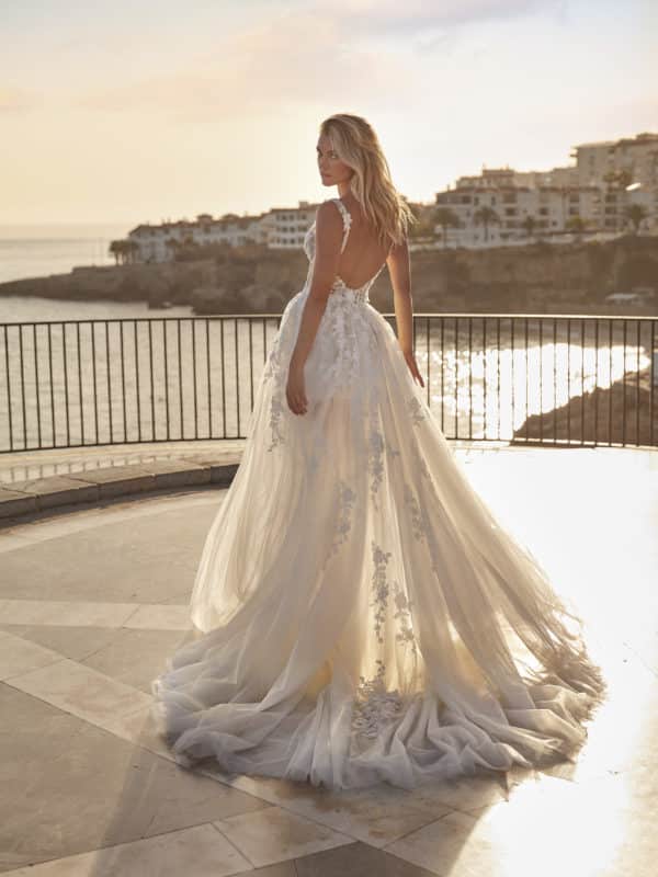 15016 Brautkleid Amelie bei VeRina Brautmoden in Hille Rothenuffeln kurzes Etuikleid mit abnehmbaren Rock fließende Spitze V Ausschnitt 3D Blüten tiefer Rückenausschnitt (3)