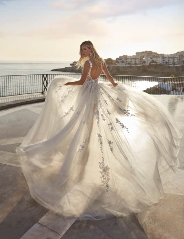 15016 Brautkleid Amelie bei VeRina Brautmoden in Hille Rothenuffeln kurzes Etuikleid mit abnehmbaren Rock fließende Spitze V Ausschnitt 3D Blüten tiefer Rückenausschnitt (5)