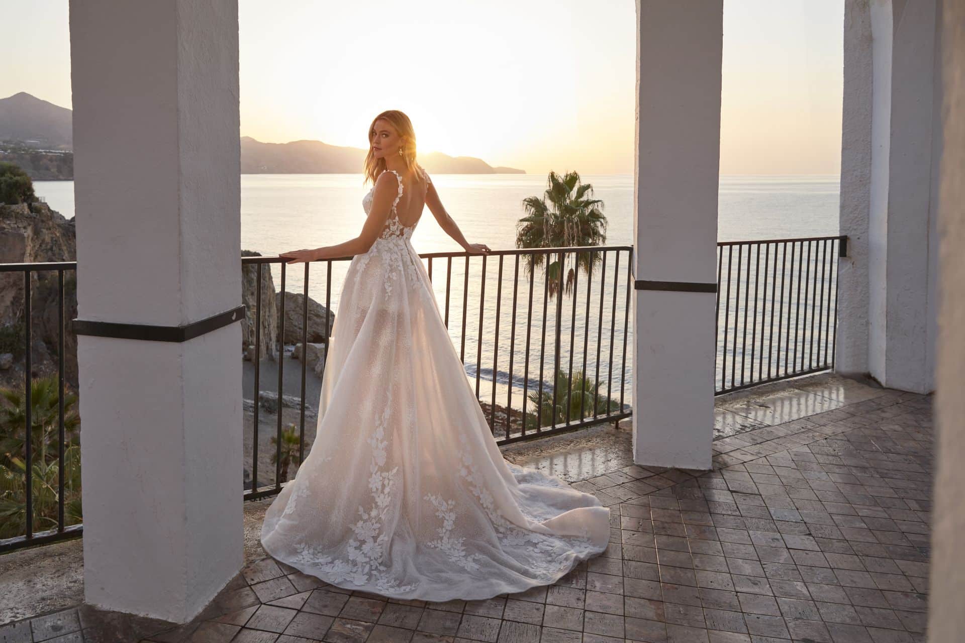 15017 Brautkleid Amelie bei VeRina Brautmoden in Hille Rothenuffeln fließende Spitze Glitzer hoher Schlitz mit kurzem Rock Spitzenträger tiefer Ausschnitt (1)