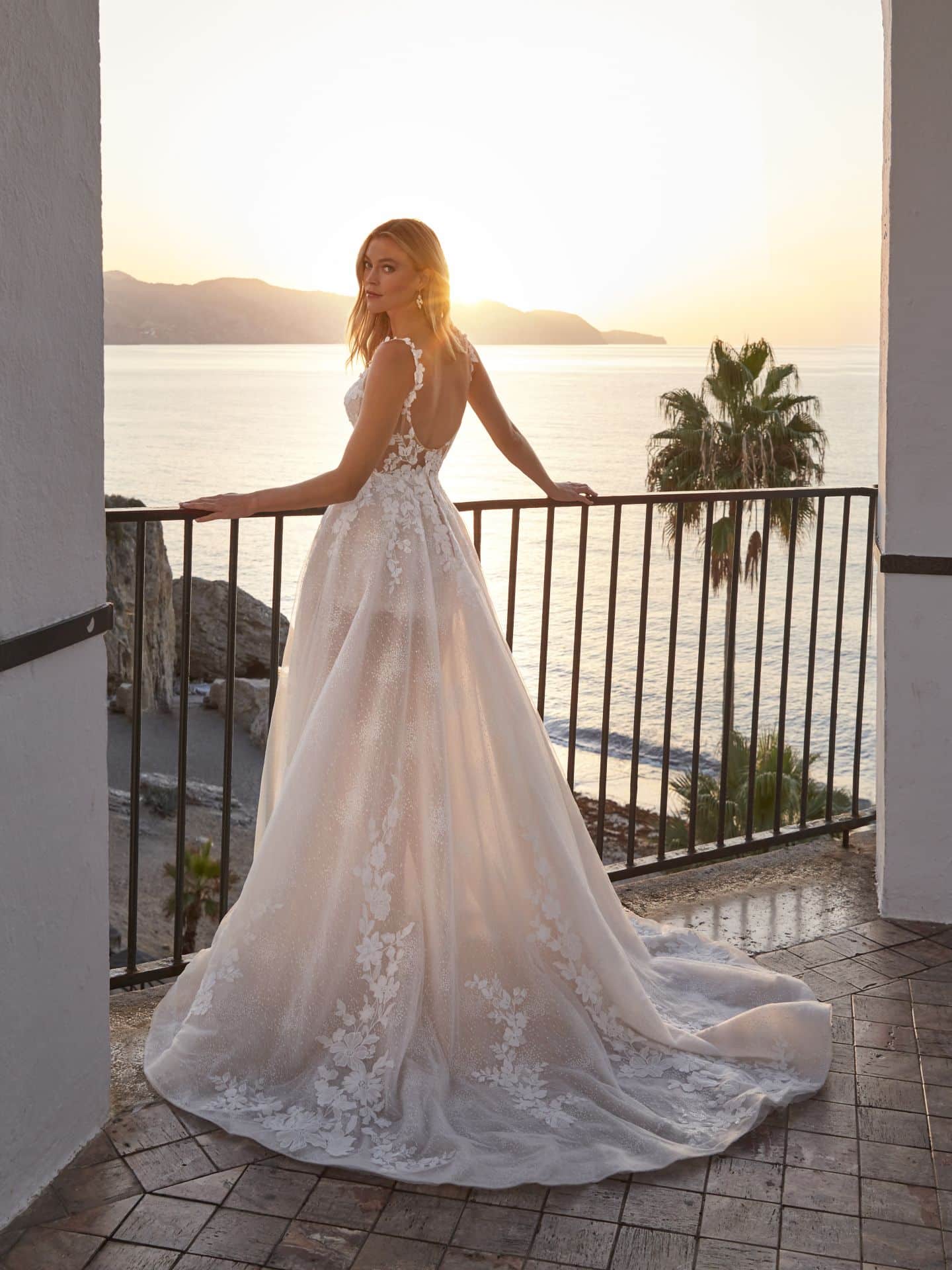 15017 Brautkleid Amelie bei VeRina Brautmoden in Hille Rothenuffeln fließende Spitze Glitzer hoher Schlitz mit kurzem Rock Spitzenträger tiefer Ausschnitt (2)