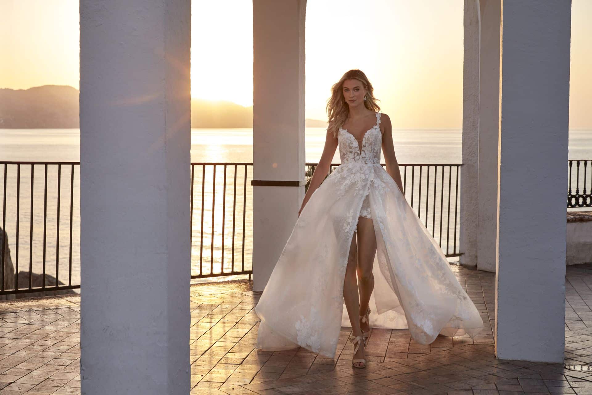 15017 Brautkleid Amelie bei VeRina Brautmoden in Hille Rothenuffeln fließende Spitze Glitzer hoher Schlitz mit kurzem Rock Spitzenträger tiefer Ausschnitt (4)