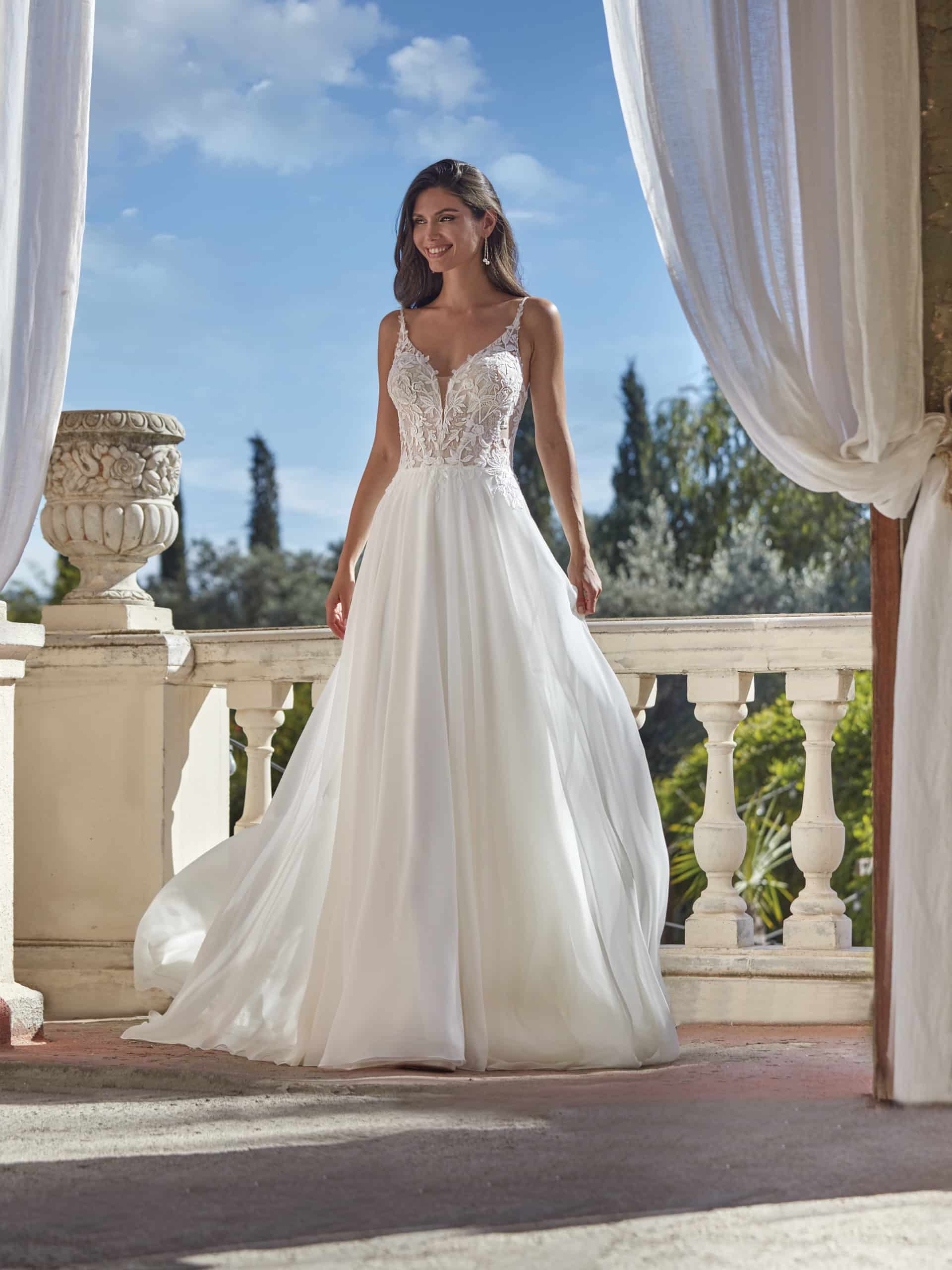 25012 Brautkleid Amelie bei VeRina Brautmoden in Hille Rothenuffeln Chiffonkleid Schleppe mit Spitzenelementen durchsichtiger Rücken Corsage mit Spitze und feinen Trägern