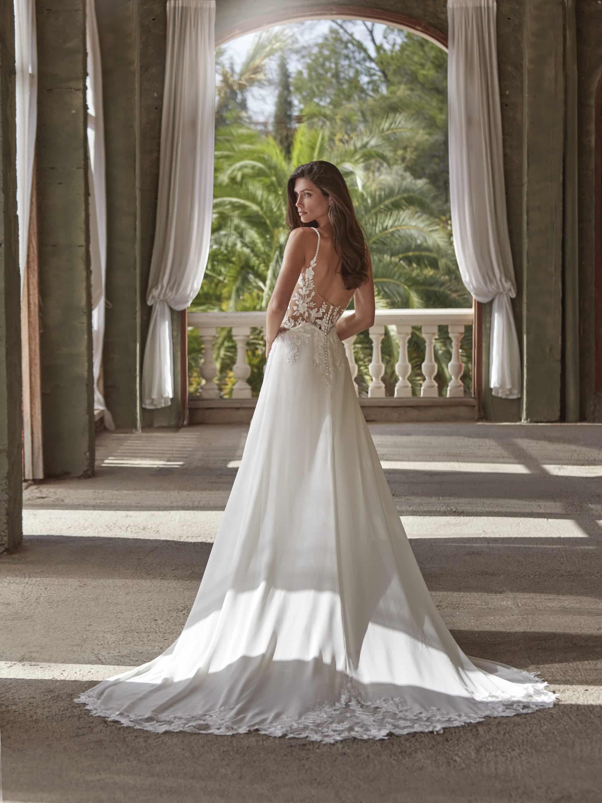 25025 Brautkleid Amelie bei VeRina Brautmoden in Hille Rothenuffeln Chiffonrock mit Spitzenborte Corsage mit zarter Spitze bedeckt zarte Träger transparente Corsage (2)