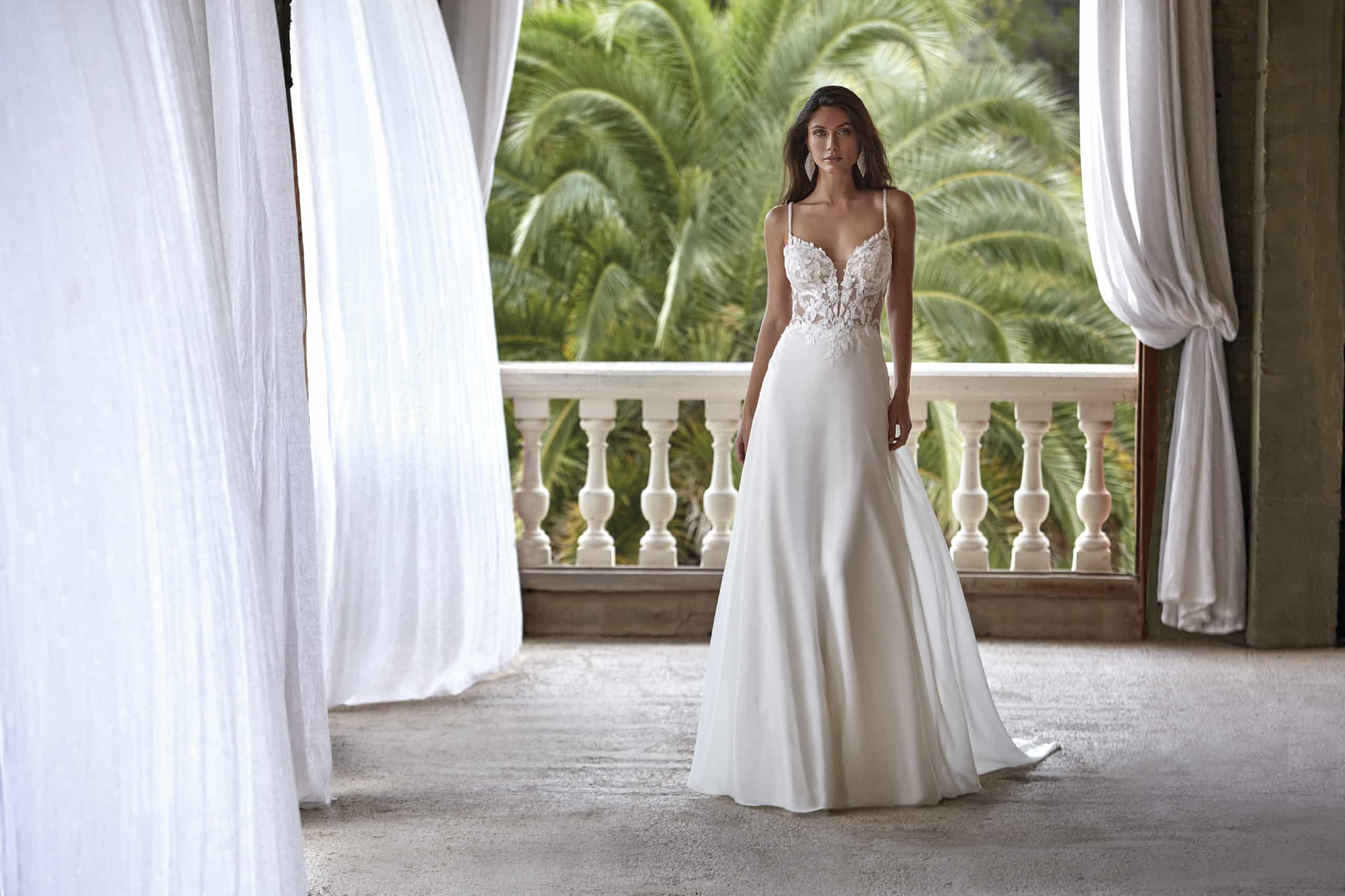 25025 Brautkleid Amelie bei VeRina Brautmoden in Hille Rothenuffeln Chiffonrock mit Spitzenborte Corsage mit zarter Spitze bedeckt zarte Träger transparente Corsage