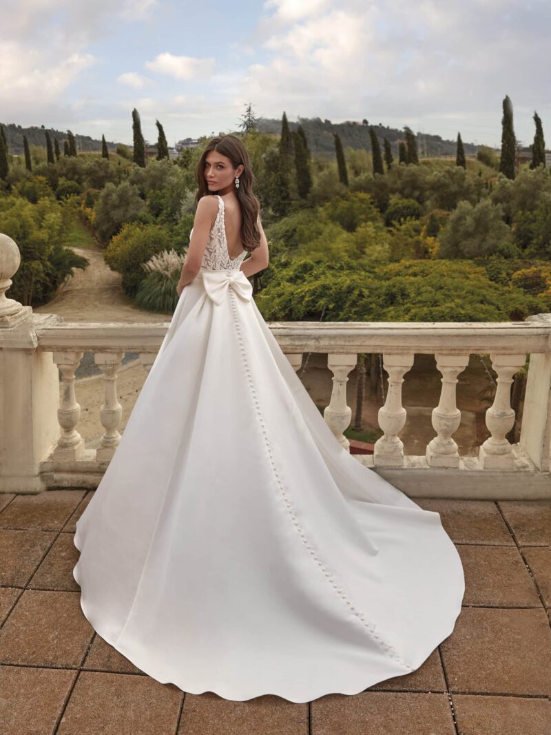 25026 Brautkleid Amelie bei Verina Brautmoden in Hille Rothenuffeln Satinrock Oberteil mit Blätterspitze bedeckt Rücken mit Schleife verziert V Ausschnitt (2)