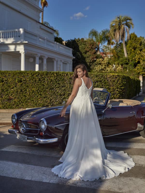 35007 Brautkleid Amelie Bella bei VeRina Brautmoden in Hille Rothenuffeln Curvykleid Chiffonrock geschlossene Corsage mit Blätter undBlütenspitze V Ausschnitt RückenV Ausschni