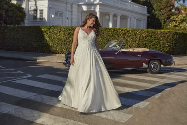 35007 Brautkleid Amelie Bella bei VeRina Brautmoden in Hille Rothenuffeln Curvykleid Chiffonrock geschlossene Corsage mit Blätter undBlütenspitze V Ausschnitt RückenV Ausschnitt (1)