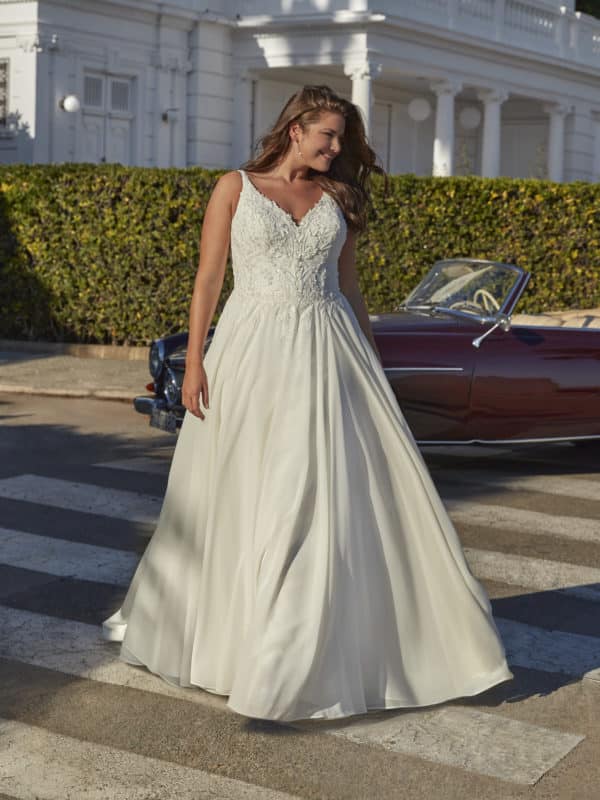 35007 Brautkleid Amelie Bella bei VeRina Brautmoden in Hille Rothenuffeln Curvykleid Chiffonrock geschlossene Corsage mit Blätter undBlütenspitze V Ausschnitt RückenV Ausschnitt