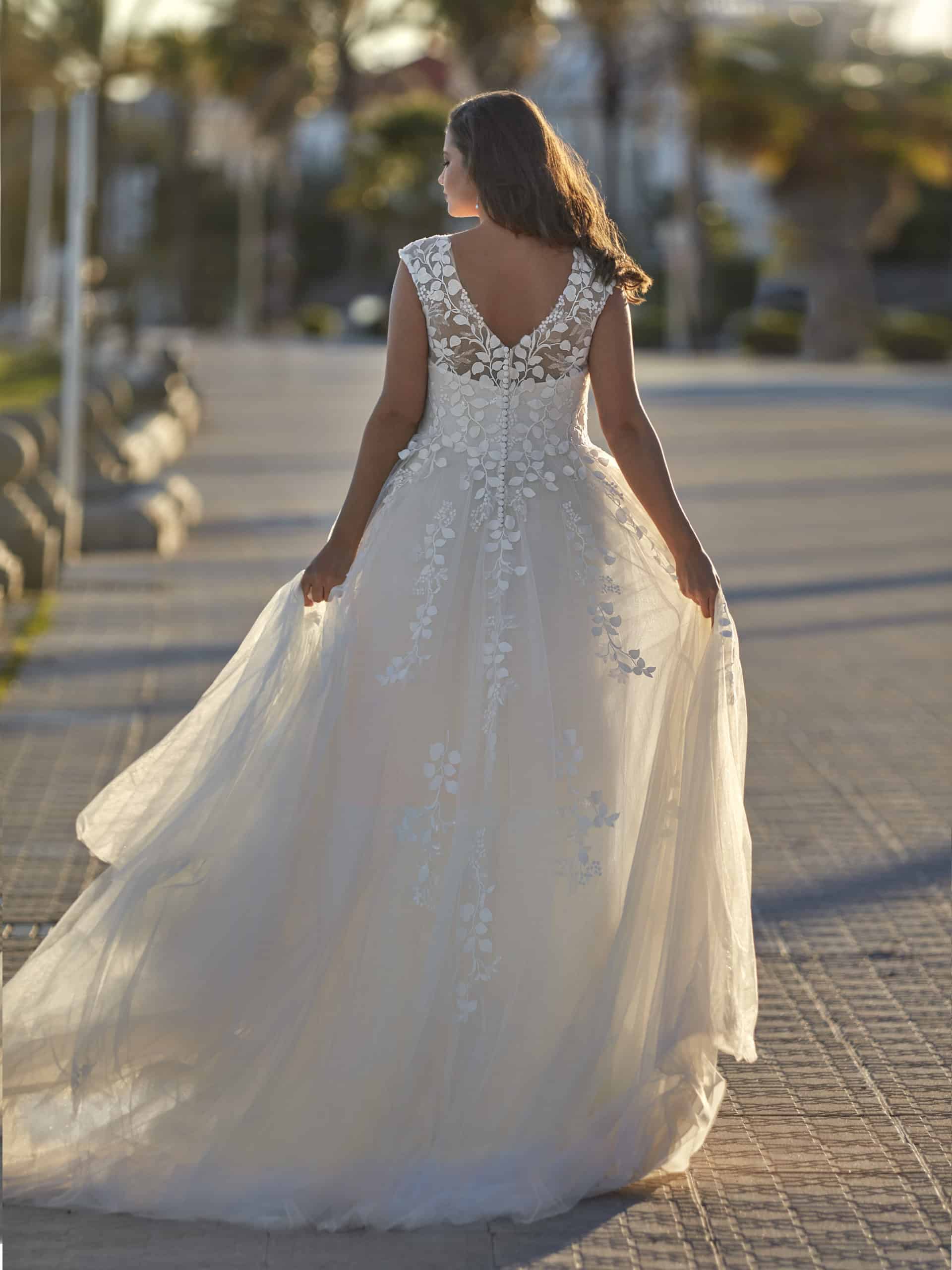 35023 Brautkleid Amelie Bella bei VeRina Brautmoden curvykleid Tüll fließende Spitze matt V Ausschnitt T Shirt Ärmel Rücken V Ausschnitt (2)