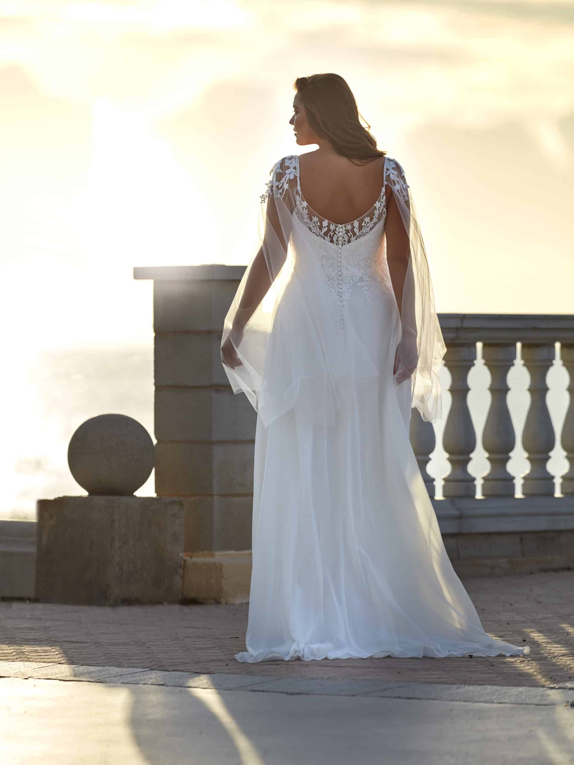 35024 Amelie Brautkleid bei VeRina Brautmoden in Hille Rothenuffeln Curvykleid Chiffonrock Spaghettiträger mit Flügelärmelchen aus Tüll zarte Spitze Schleppe (2)