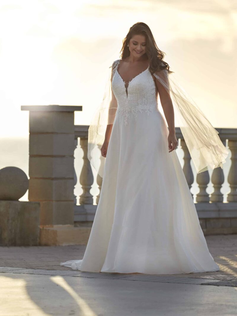 35024 Amelie Brautkleid bei VeRina Brautmoden in Hille Rothenuffeln Curvykleid Chiffonrock Spaghettiträger mit Flügelärmelchen aus Tüll zarte Spitze Schleppe
