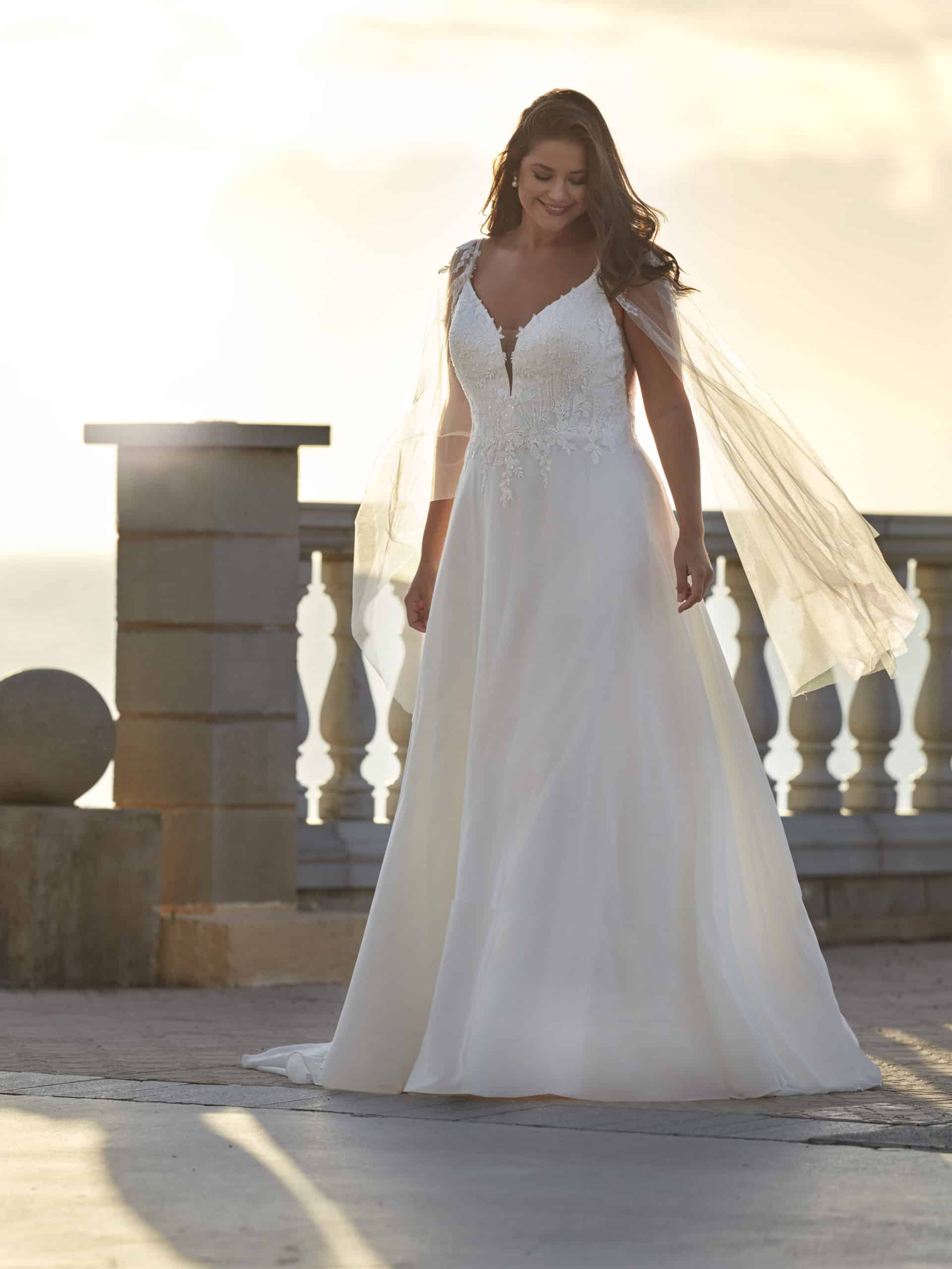 35024 Amelie Brautkleid bei VeRina Brautmoden in Hille Rothenuffeln Curvykleid Chiffonrock Spaghettiträger mit Flügelärmelchen aus Tüll zarte Spitze Schleppe