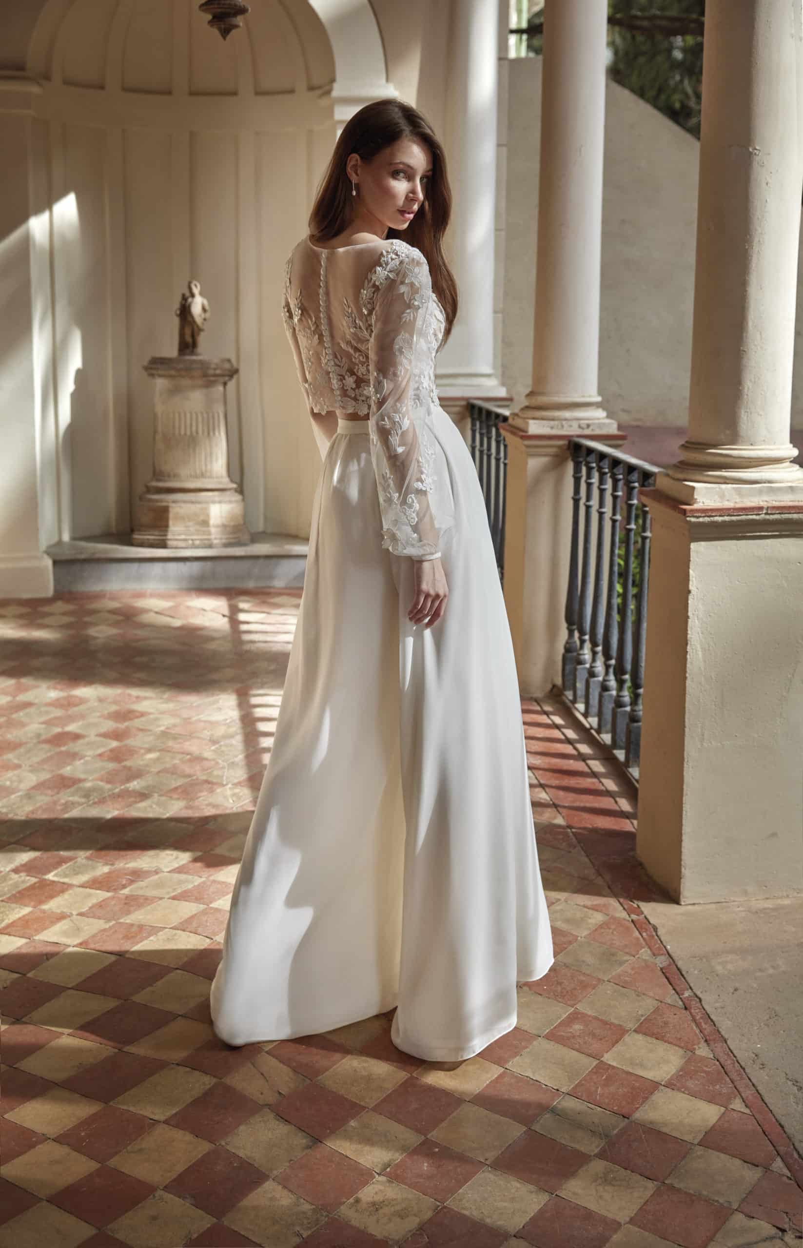 45004TS Amelie zweiteiler Standesamt Brauthose Brautbluse bei VeRina Brautmoden in Hille Rothenuffeln weite Chiffonhose langärmlige Bluse mit Spitze transparent Knopfleiste (1