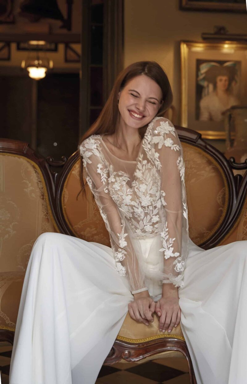 45004TS Amelie zweiteiler Standesamt Brauthose Brautbluse bei VeRina Brautmoden in Hille Rothenuffeln weite Chiffonhose langärmlige Bluse mit Spitze transparent Knopfleiste (1 (4)