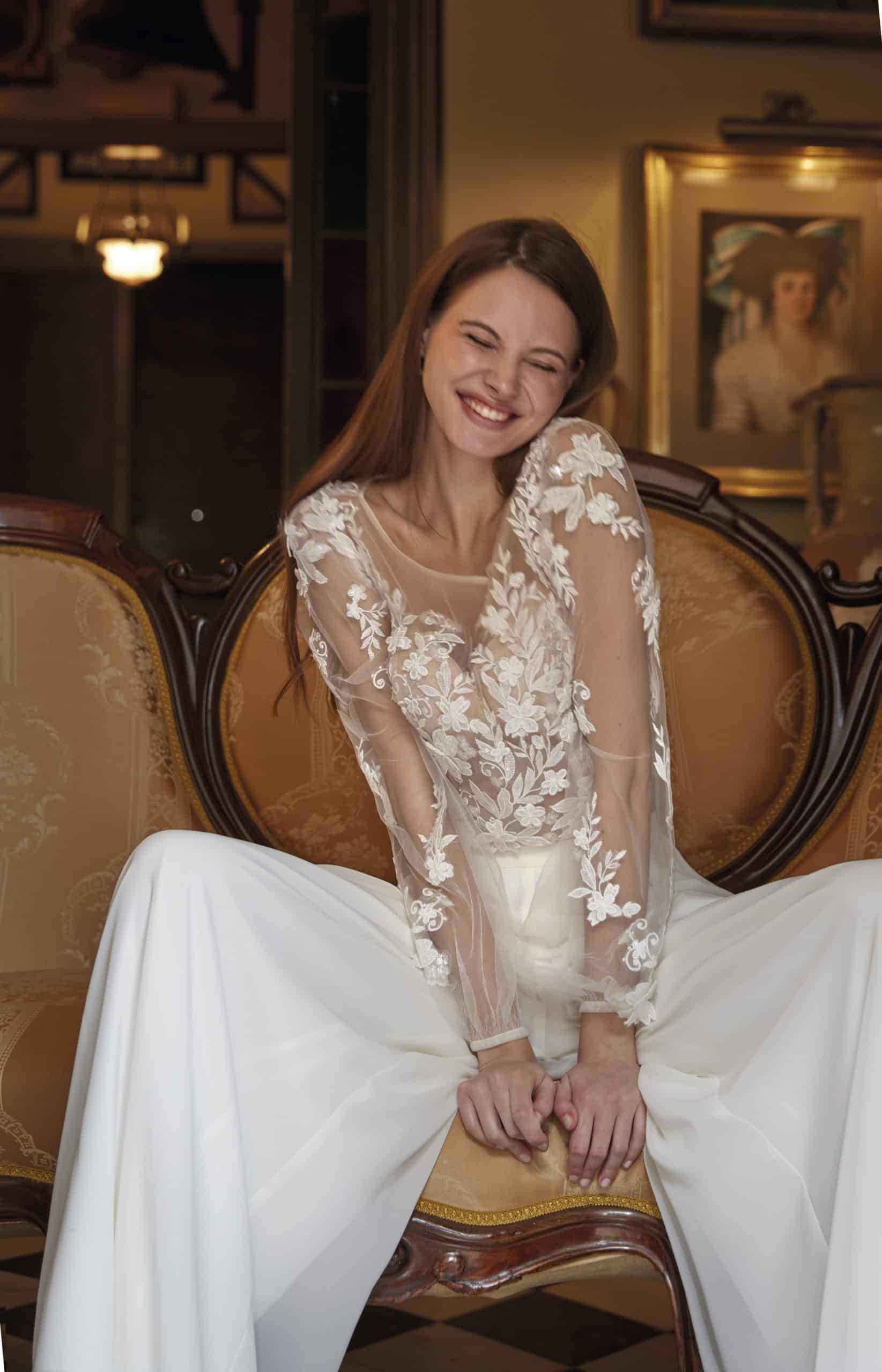 45004TS Amelie zweiteiler Standesamt Brauthose Brautbluse bei VeRina Brautmoden in Hille Rothenuffeln weite Chiffonhose langärmlige Bluse mit Spitze transparent Knopfleiste (1 (4)