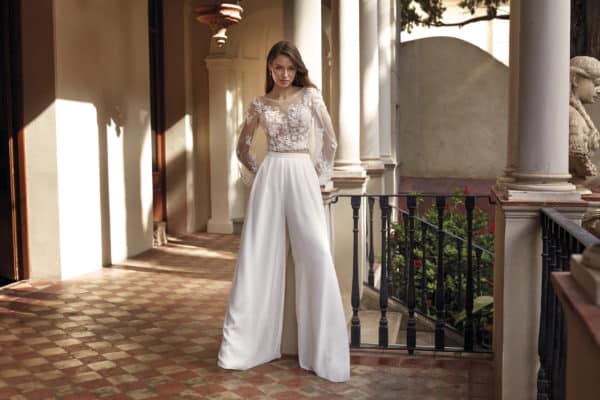 45004TS Amelie zweiteiler Standesamt Brauthose Brautbluse bei VeRina Brautmoden in Hille Rothenuffeln weite Chiffonhose langärmlige Bluse mit Spitze transparent Knopfleiste (1)