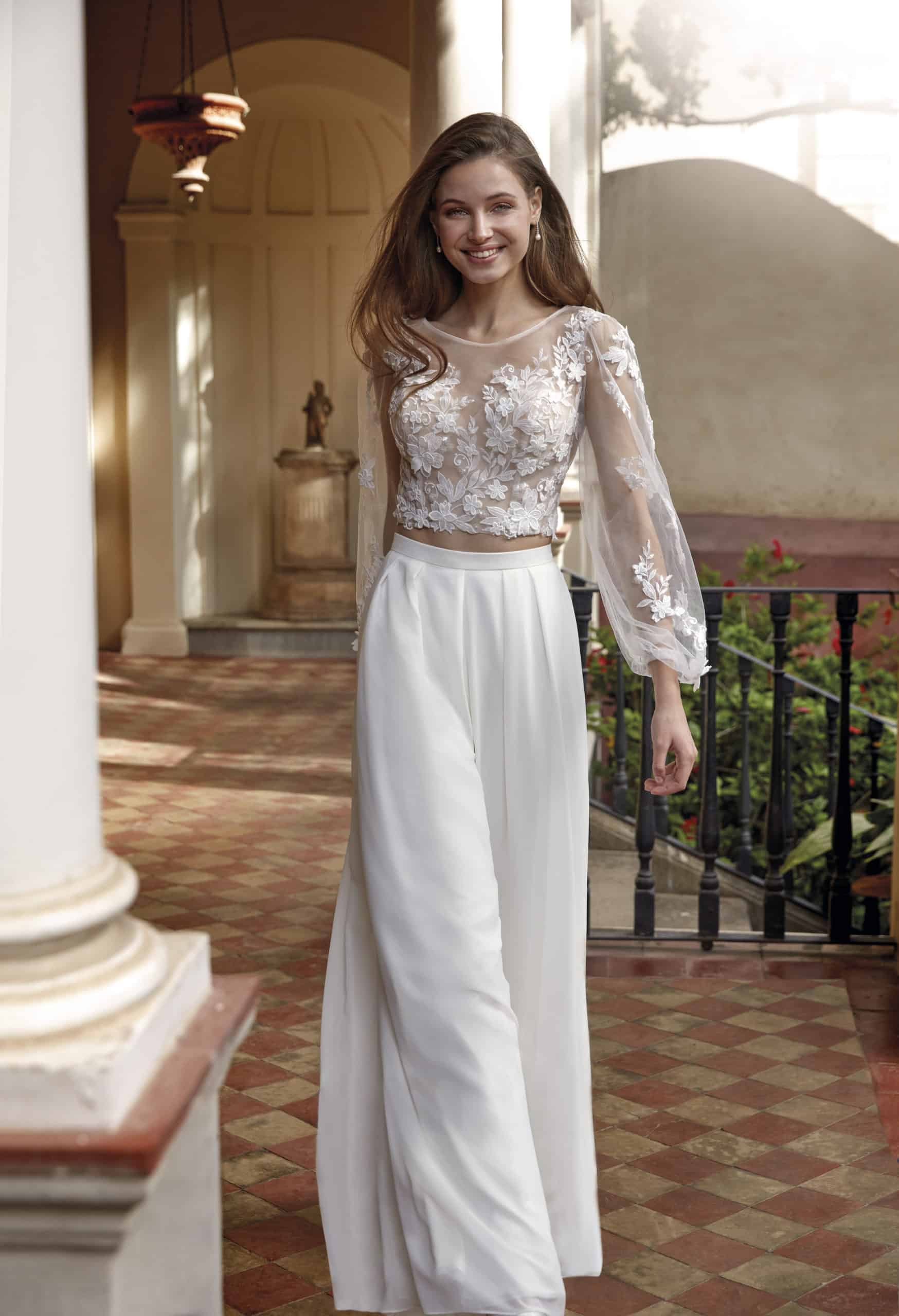 45004TS Amelie zweiteiler Standesamt Brauthose Brautbluse bei VeRina Brautmoden in Hille Rothenuffeln weite Chiffonhose langärmlige Bluse mit Spitze transparent Knopfleiste