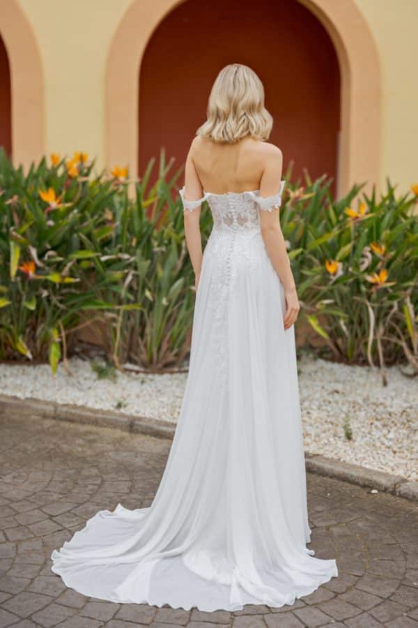 al135 Brautkleid Fashion Queen bei VeRina Brautmoden in Hille Rothenuffeln Chiffonkleid mit Schlitz Corsage Carmenträger (2)