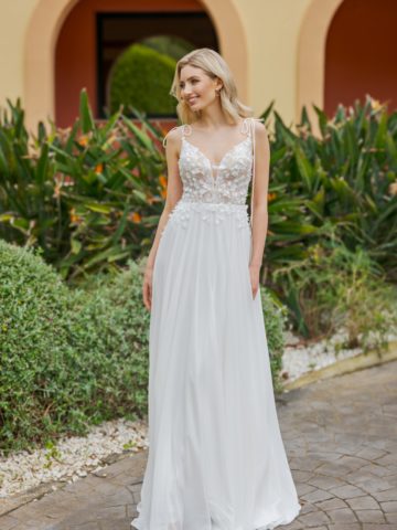 al138 Brautkleid Amera Vera light Fashion Queen bei VeRina Brautmoden in Hille Rothenuffeln leichtes Chiffonkleid 3D Blüten U Ausschnit Rücken V Ausschnitt Spaghettiträger (1)